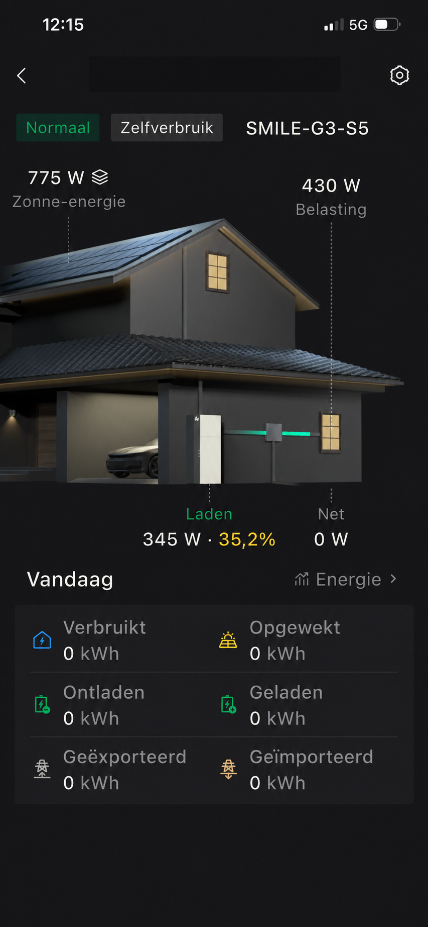 AlphaESS-app met zonnestroom, huisverbruik en batterijstatus; systeemnummer en klantgegevens afgeschermd