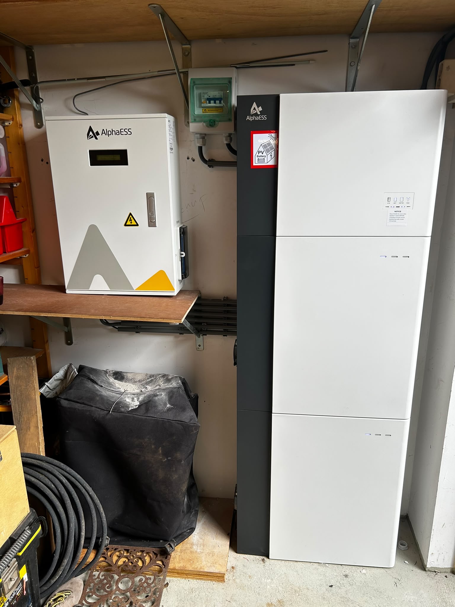 Door DBE geïnstalleerde AlphaESS thuisbatterij met back-upbox