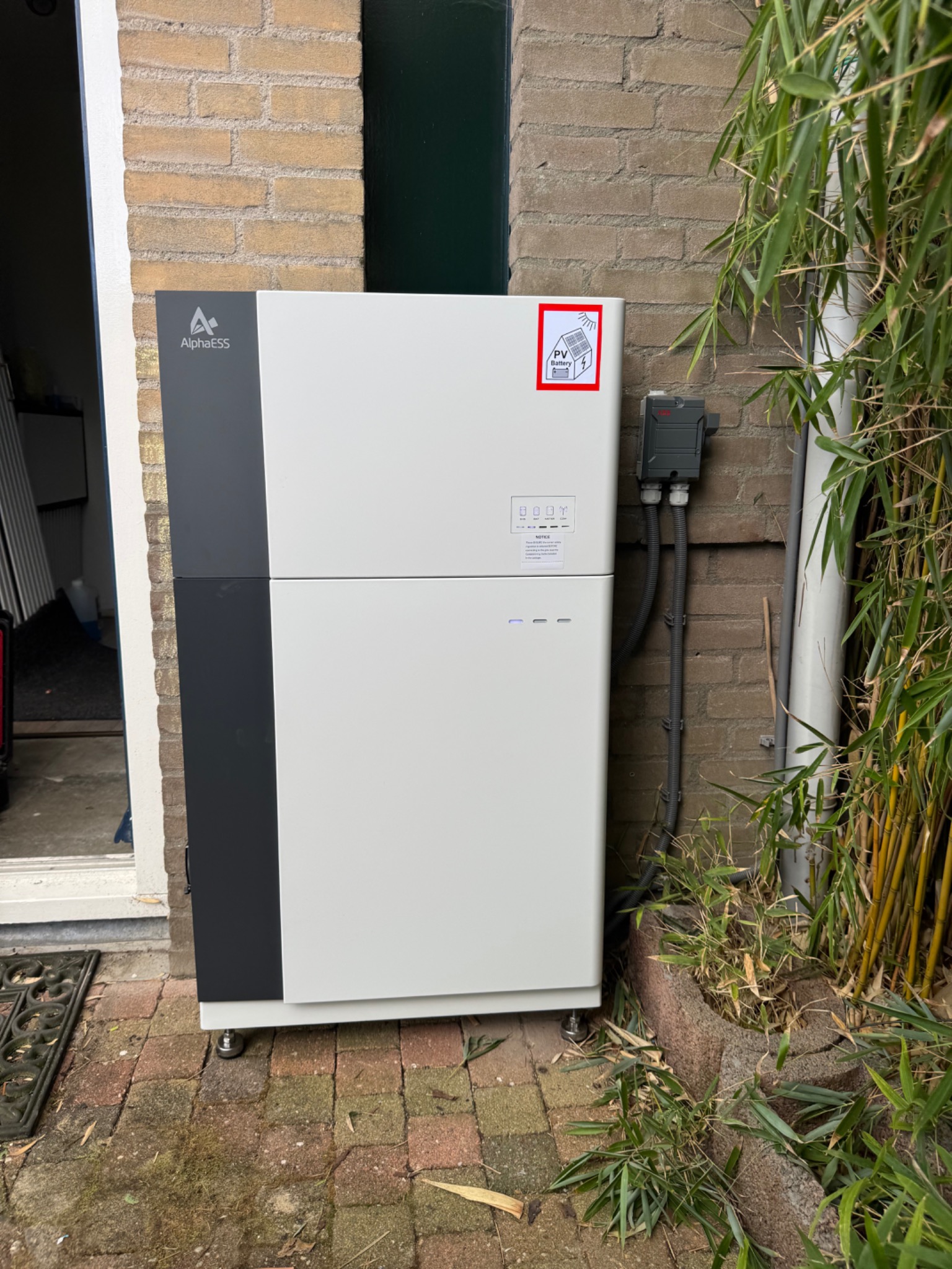 AlphaESS thuisbatterij door DBE geplaatst naast een bamboeplant