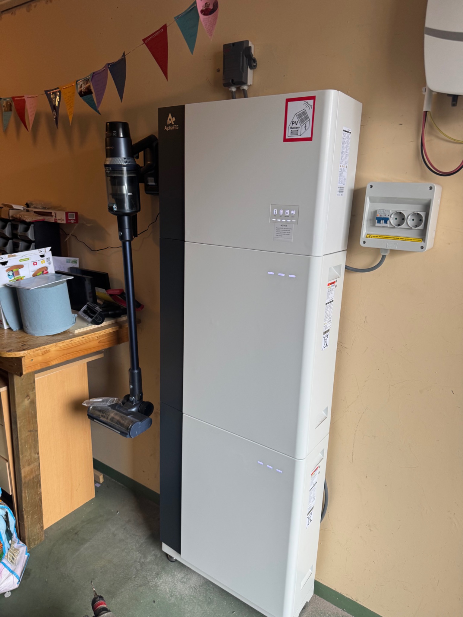 Thuisbatterij in de berging, geïnstalleerd door DBE